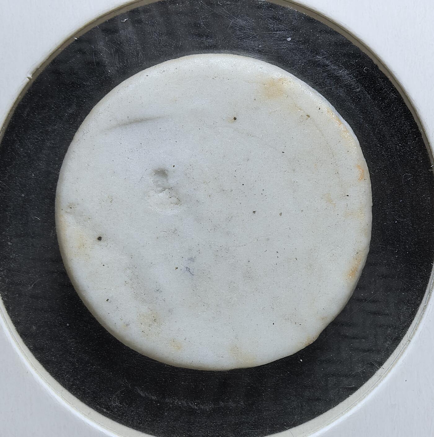 外国优质老铜币银币，周日九点倒数截拍，满百包邮，持续收拍，初八发货 1967 年 2 生丁陶瓷代用币，材质为白瓷，以蓝色釉彩标注面值与年份。它是法国或法语区在特定时期（如二战后物资匮乏或地方贸易），为应对金属货币短缺而发行的代用币，见证了特殊时期货币形式的多元化与地方经济的韧性。