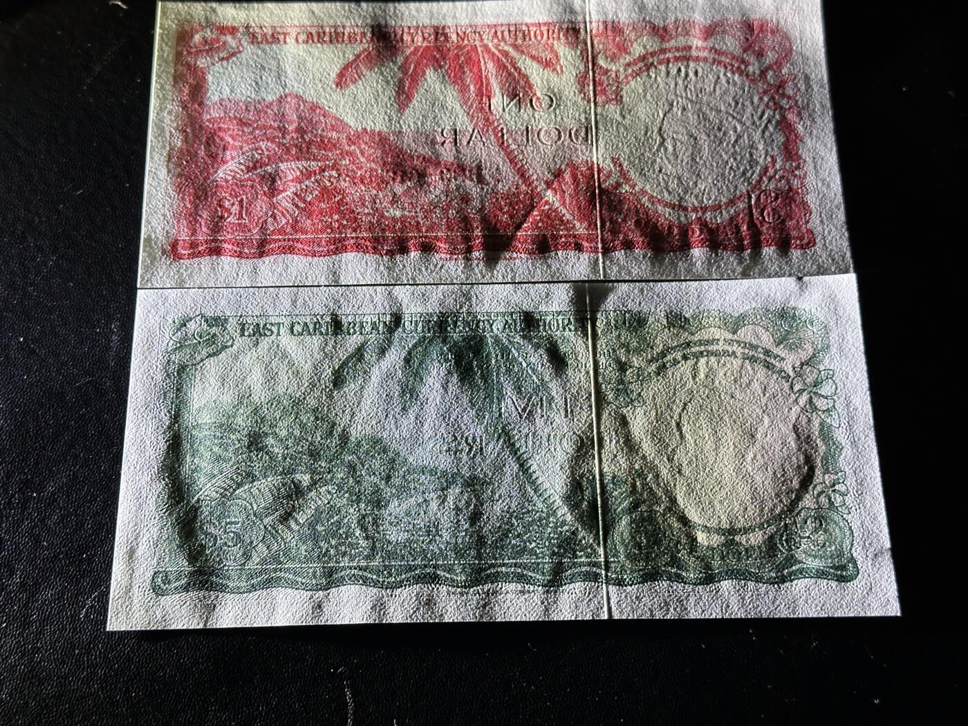 《外钞收藏家》第六百一十二期（ 精选场）（长期征集拍品、欢迎藏友们联系合作） 东加勒比戎装女王1和5元 2张一起 全新UNC