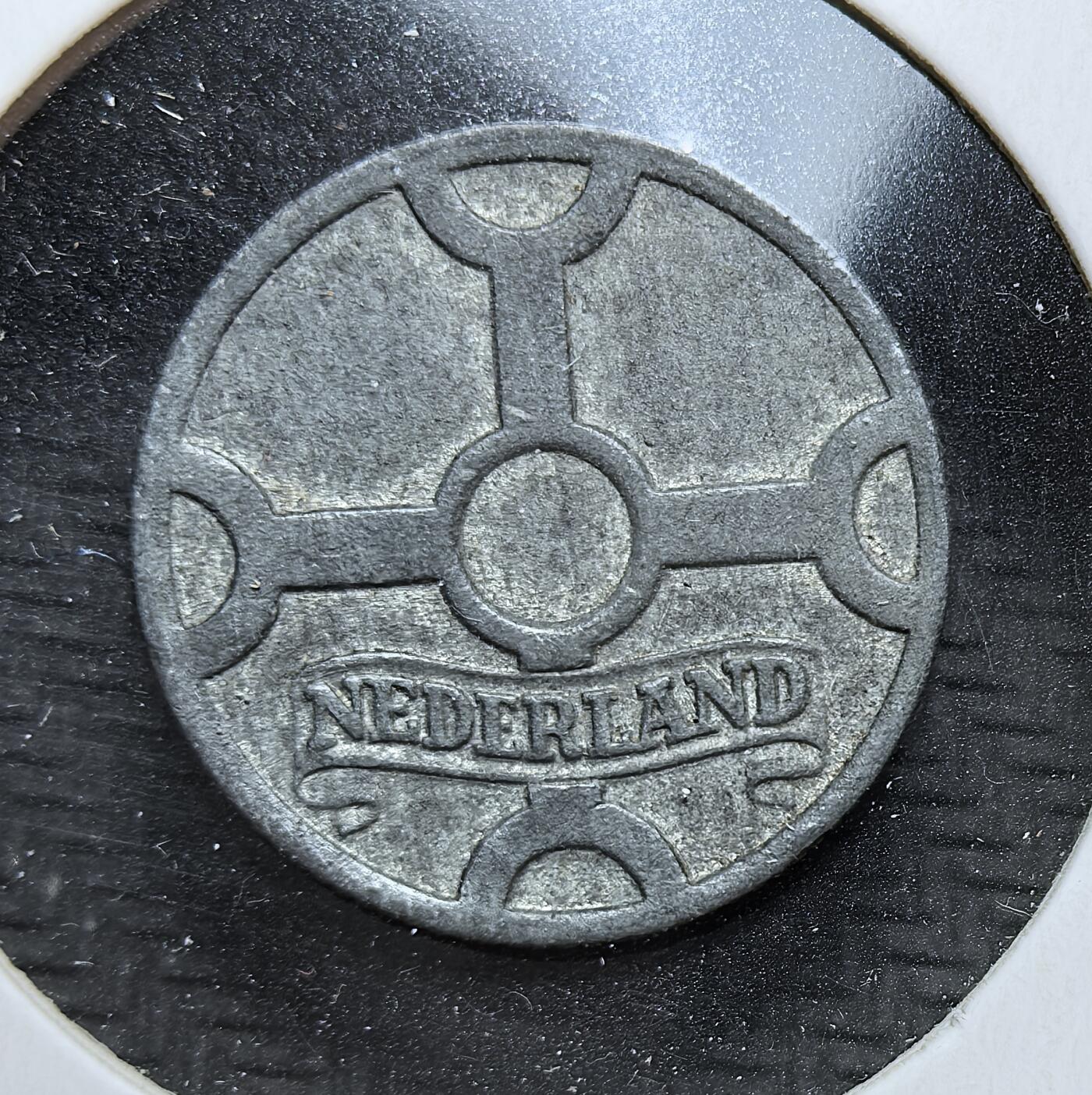 外国优质老铜币银币，周日九点倒数截拍，满百包邮，持续收拍，初八发货 荷兰1942年1分锌币，是纳粹德国占领荷兰期间的战时货币，见证了二战期间荷兰被占领、经济受困的艰难岁月。