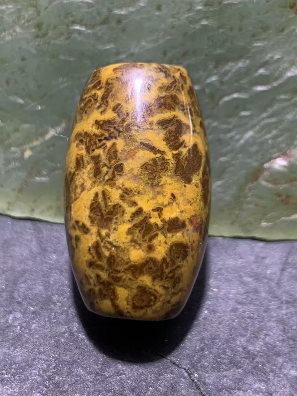 精美草花纹战国红玛瑙随形桶珠一个