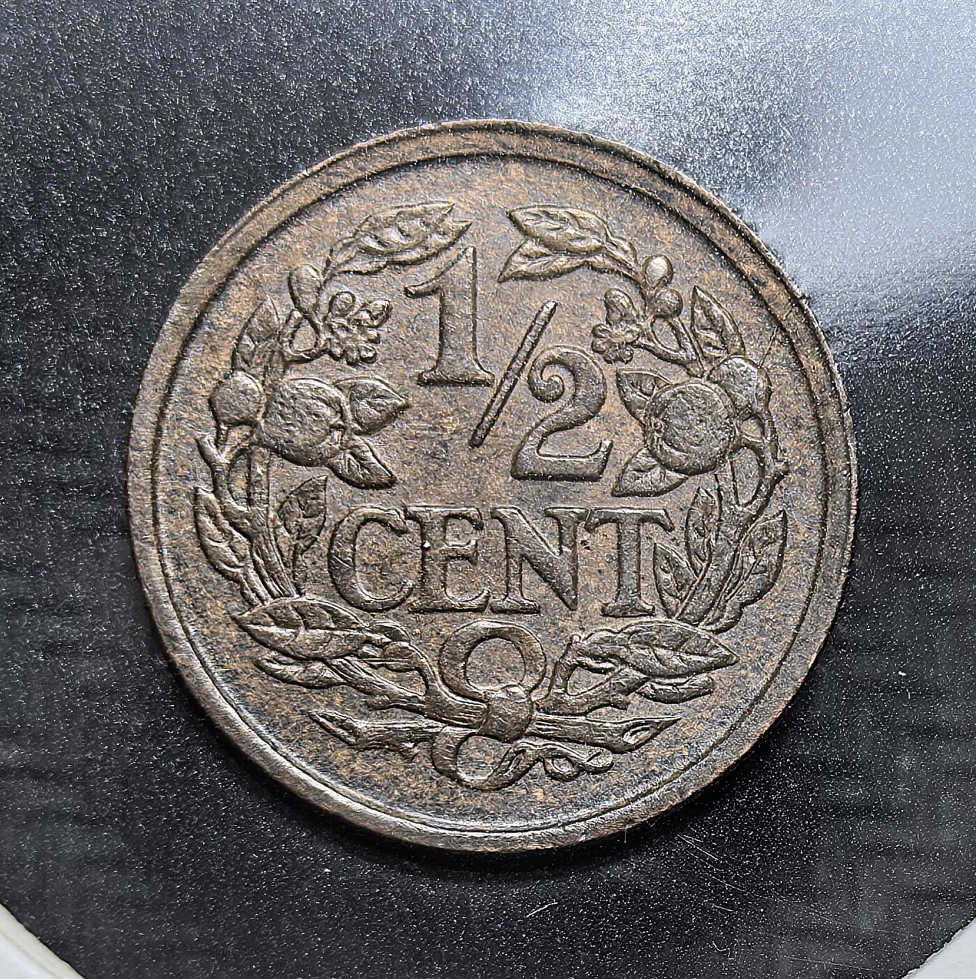 外国优质老铜币银币，周日九点倒数截拍，满百包邮，持续收拍，初八发货 荷兰1930年1/2 分铜币，正面是荷兰国徽中的持剑雄狮图案，彰显了荷兰王国的主权；背面的水果与枝叶花环，象征着荷兰的农业与物产，也见证了两次世界大战之间荷兰经济稳定发展的历史背景。