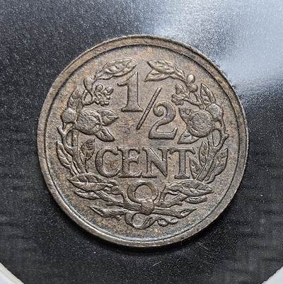 外国优质老铜币银币，周日九点倒数截拍，满百包邮，持续收拍，初八发货 - 荷兰1930年1/2 分铜币，正面是荷兰国徽中的持剑雄狮图案，彰显了荷兰王国的主权；背面的水果与枝叶花环，象征着荷兰的农业与物产，也见证了两次世界大战之间荷兰经济稳定发展的历史背景。
