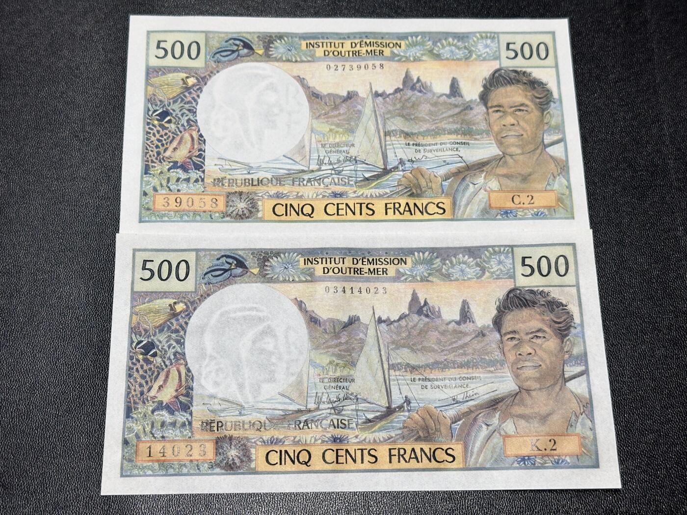 《外钞收藏家》第六百一十二期（ 精选场）（长期征集拍品、欢迎藏友们联系合作） 法属太平洋500法郎 2张一起 全新 但有的角有牙印 像是册子里取出来的