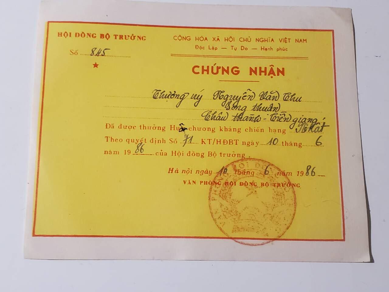 韵星假日军品类拍卖第42期 -- Rimey Holidays Militaria Auction 42 越南社会主义共和国一级抗战勋章带证书一套 证书奖改勋 勋章铜镀金越战抗美实际 好品