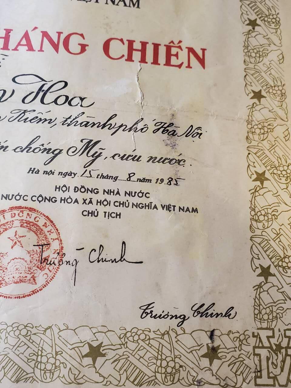 韵星假日军品类拍卖第42期 -- Rimey Holidays Militaria Auction 42 越南社会主义共和国陈文欢二级抗战勋章带证书一套 实发抗美越战事迹 好品