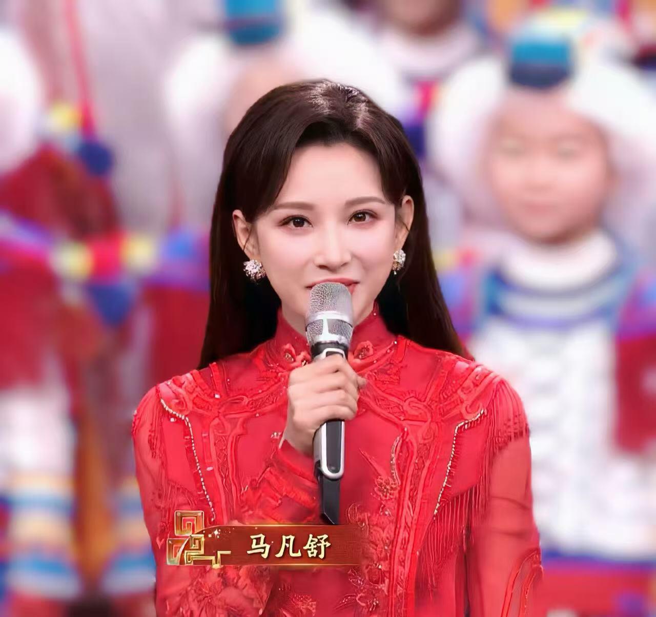 零元拍：整整一天，咋都问有没有马凡舒有没有马凡舒，现在统一回答：有！还有凡凡的祝福，香香的“心愿达成”！“春晚三美”龙洋、马凡舒、刘心悦以及总导演于蕾老师合签中央广播电视总台✖️CMG看点✖️总台文创联合出品CMG《骐骥驰骋》中国福！愿大家马上有财，马上暴富，马上金榜题名，马上抱得美人归！！（由于昨天的拍卖就被人盗图发了🍠，被发现后才删除，今天的福气又有于导亲题“幸福”