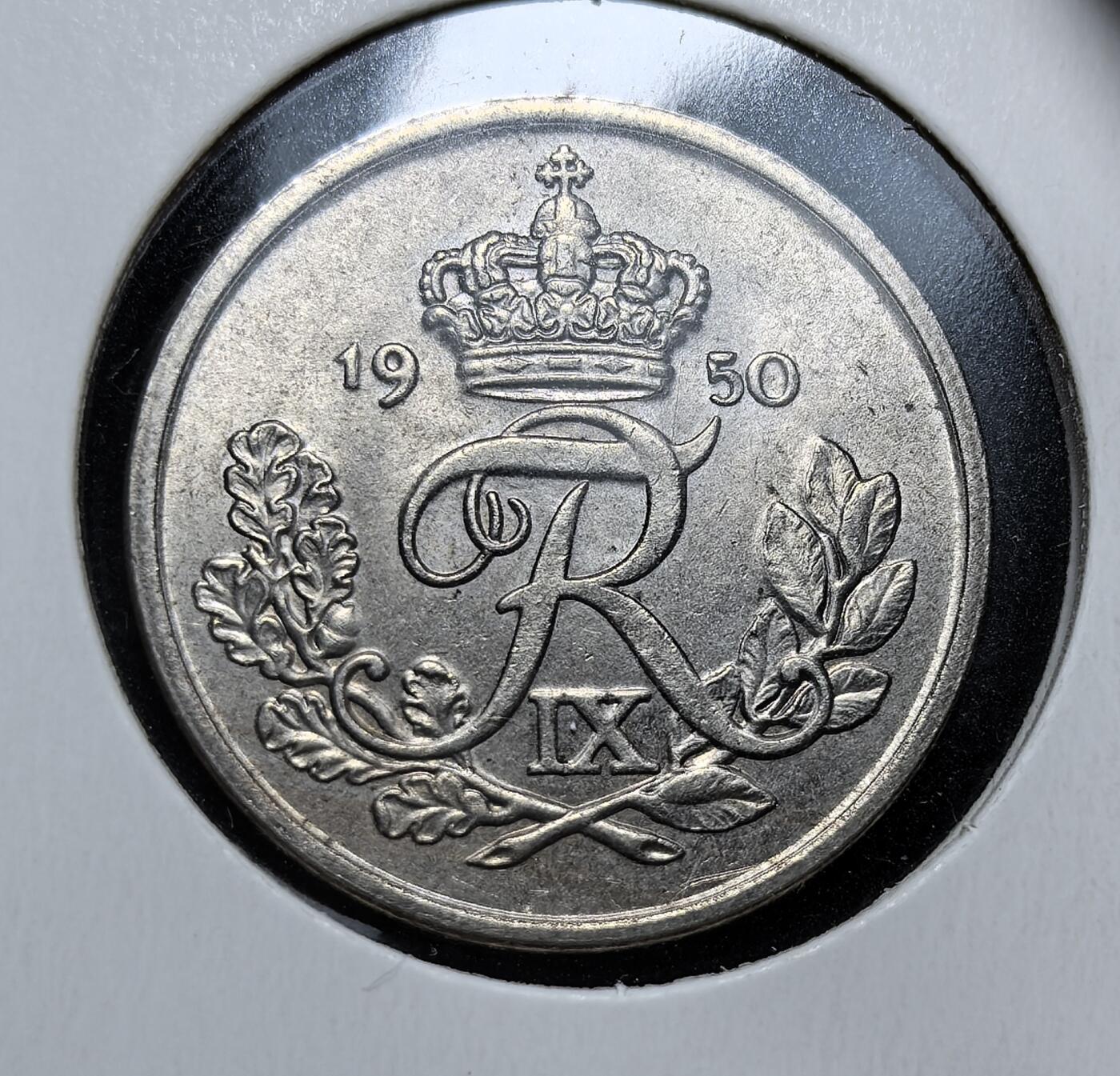 外国优质老铜币银币，周日九点倒数截拍，满百包邮，持续收拍，初八发货 丹麦1950年25欧尔。正面标注面值与国名，背面是弗雷德里克九世的花押 “R IX”、王冠与橡叶图案，象征君主权威与国家荣耀。这枚硬币发行于二战后丹麦重建时期，见证了君主制的延续与战后经济的复苏。