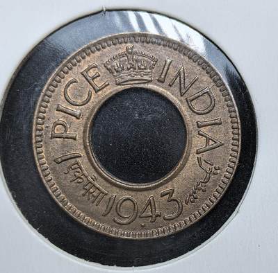 外国优质老铜币银币，周日九点倒数截拍，满百包邮，持续收拍，初八发货 - 原光英属印度1943年1派沙铜币。正面刻有 “1 PICE INDIA” 与王冠图案，并用印地语标注面值，背面是卷草纹装饰。二战期间印度作为英国重要殖民地，物资匮乏，这种圆孔铜币便于流通计数，是殖民统治与战争经济的历史见证。