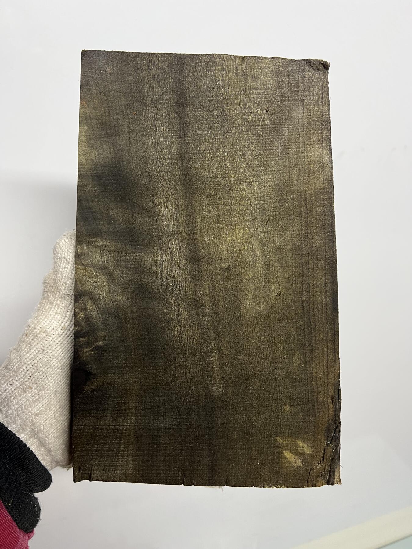 零元拍：NO.10 爆满金丝祖母绿乌木金丝楠  做牌子 茶台 杯垫，无需打磨就已经金光闪闪。满金丝药香，尺寸约：33.7/14.5/4厚CM。