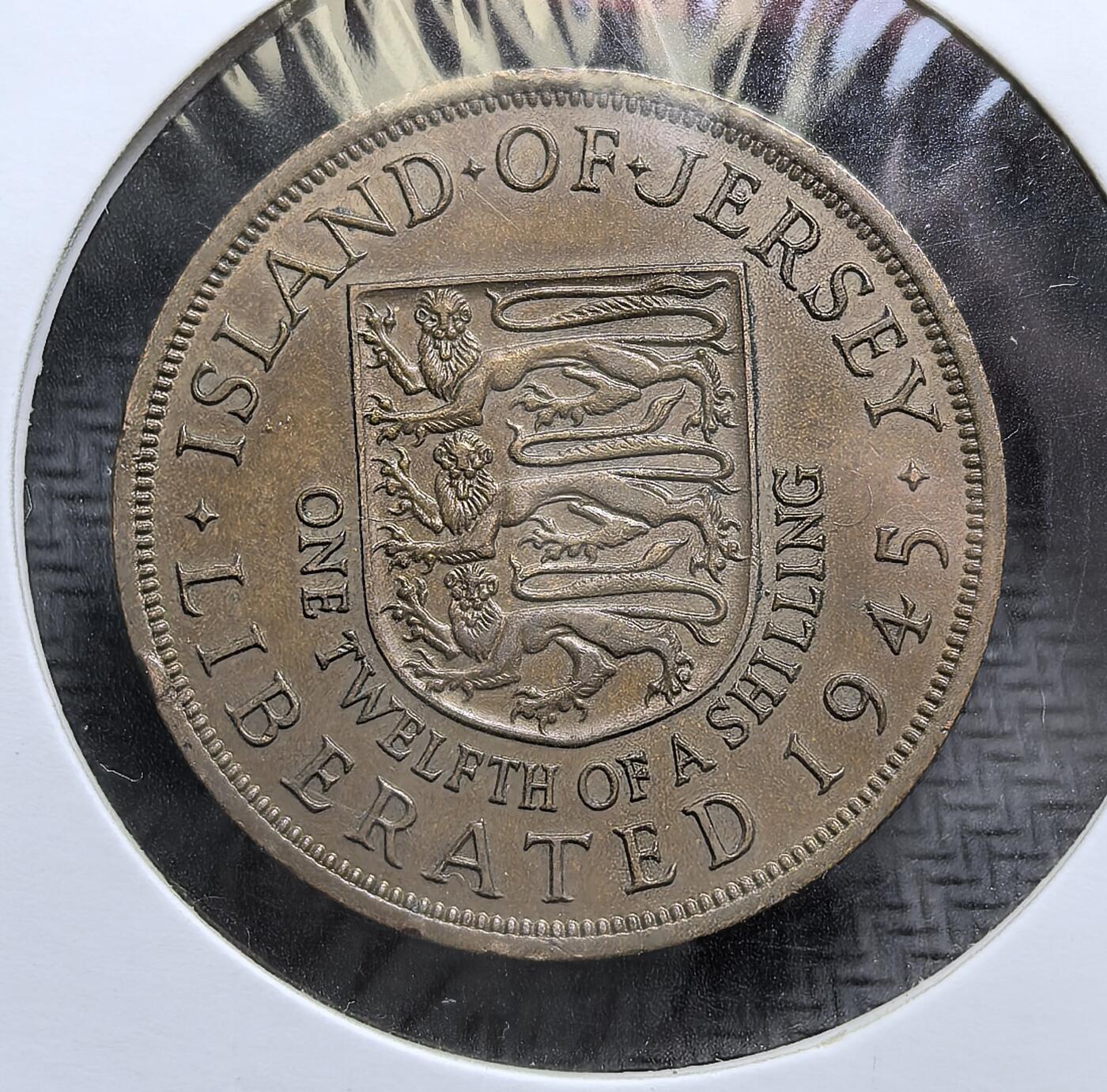 外国优质老铜币银币，周日九点倒数截拍，满百包邮，持续收拍，初八发货 泽西岛1945年1/12 先令铜币，正面为乔治六世头像，背面是泽西岛三狮盾徽，并刻有 “LIBERATED”（解放）字样。二战期间泽西岛被纳粹占领，这枚硬币是其重获自由后发行的纪念币，见证了海峡群岛从占领到解放的历史转折。