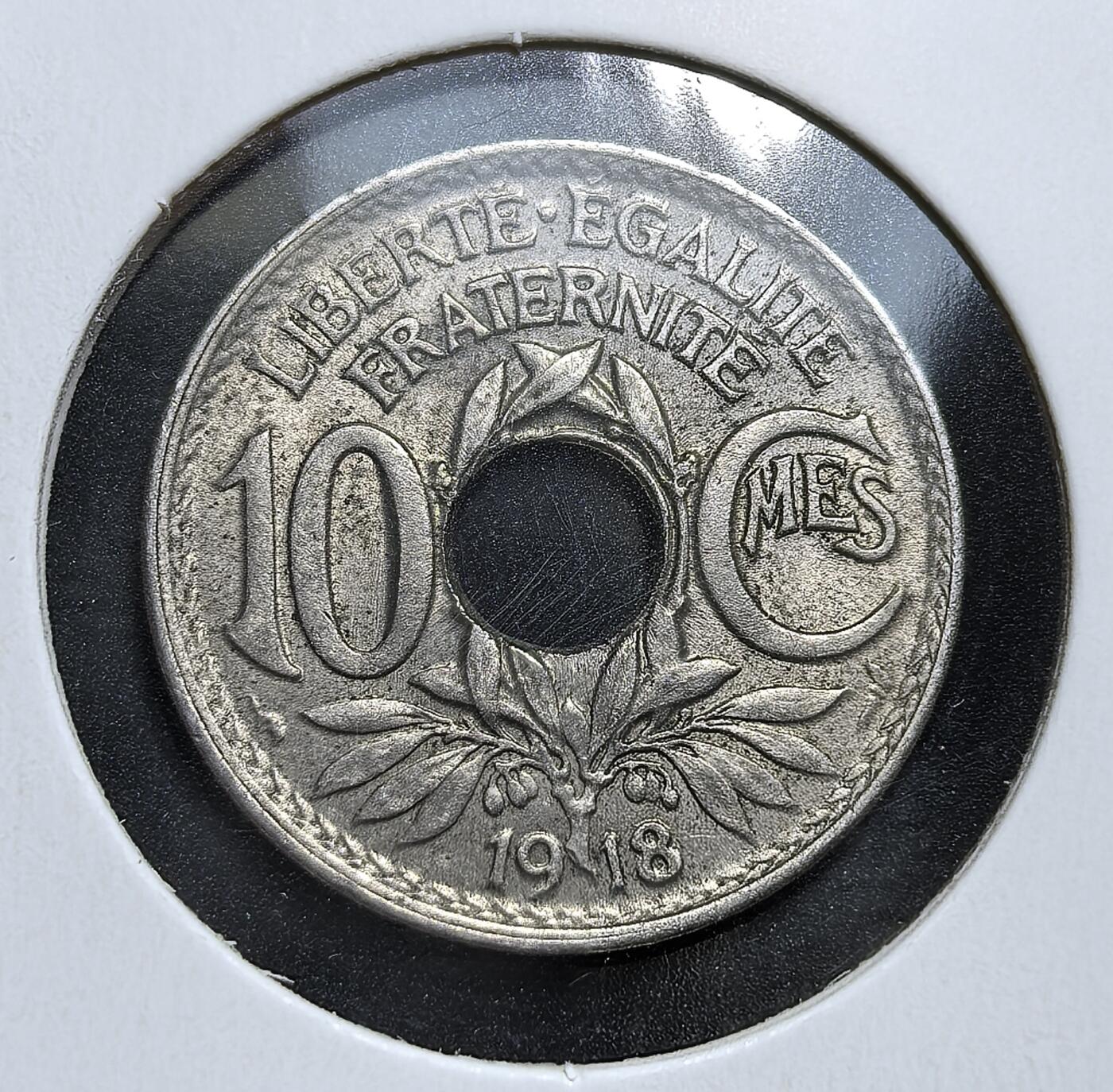 外国优质老铜币银币，周日九点倒数截拍，满百包邮，持续收拍，初八发货 法兰西第三共和国1918年10生丁。正面的 “RF”与高卢雄鸡是法国的经典象征；背面的 “自由、平等、博爱” 格言与年份，见证了一战末期法国的社会与货币体系，体现了共和理念的延续。