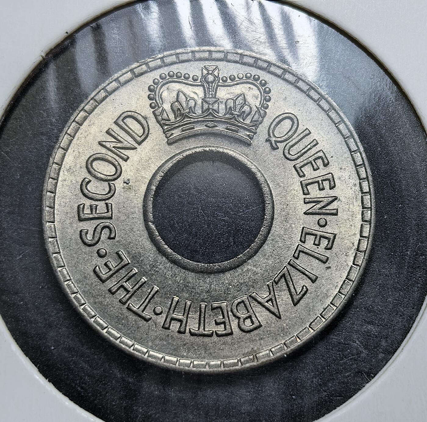 外国优质老铜币银币，周日九点倒数截拍，满百包邮，持续收拍，初八发货 斐济1954 年半便士，发行于斐济作为英国殖民地时期。正面以 “HALFPENNY FIJI” 标注面值与国名，背面的王冠与 “QUEEN ELIZABETH THE SECOND” 彰显英国殖民权威，见证了斐济殖民体系的延续与独立运动的酝酿阶段。