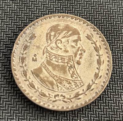 外国优质老铜币银币，初六晚九点倒数截拍，满百包邮，持续收拍，初八发货 - 墨西哥1962 年 1 比索银币，正面是墨西哥独立战争领袖何塞・玛丽亚・莫雷洛斯像，象征民族独立精神；背面为鹰蛇国徽，代表国家主权。它发行于墨西哥战后经济发展期，含银量 10%，是该国近代货币史的重要见证。