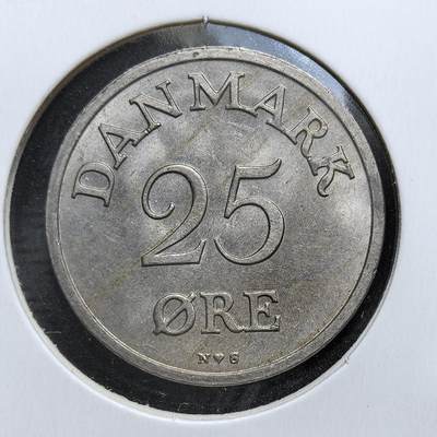 外国优质老铜币银币，周日九点倒数截拍，满百包邮，持续收拍，初八发货 - 丹麦1949年25欧尔。正面标注面值与国名，背面是弗雷德里克九世的花押 “R IX”、王冠与橡叶图案，象征君主权威与国家荣耀。这枚硬币发行于二战后丹麦重建时期，见证了君主制的延续与战后经济的复苏。
