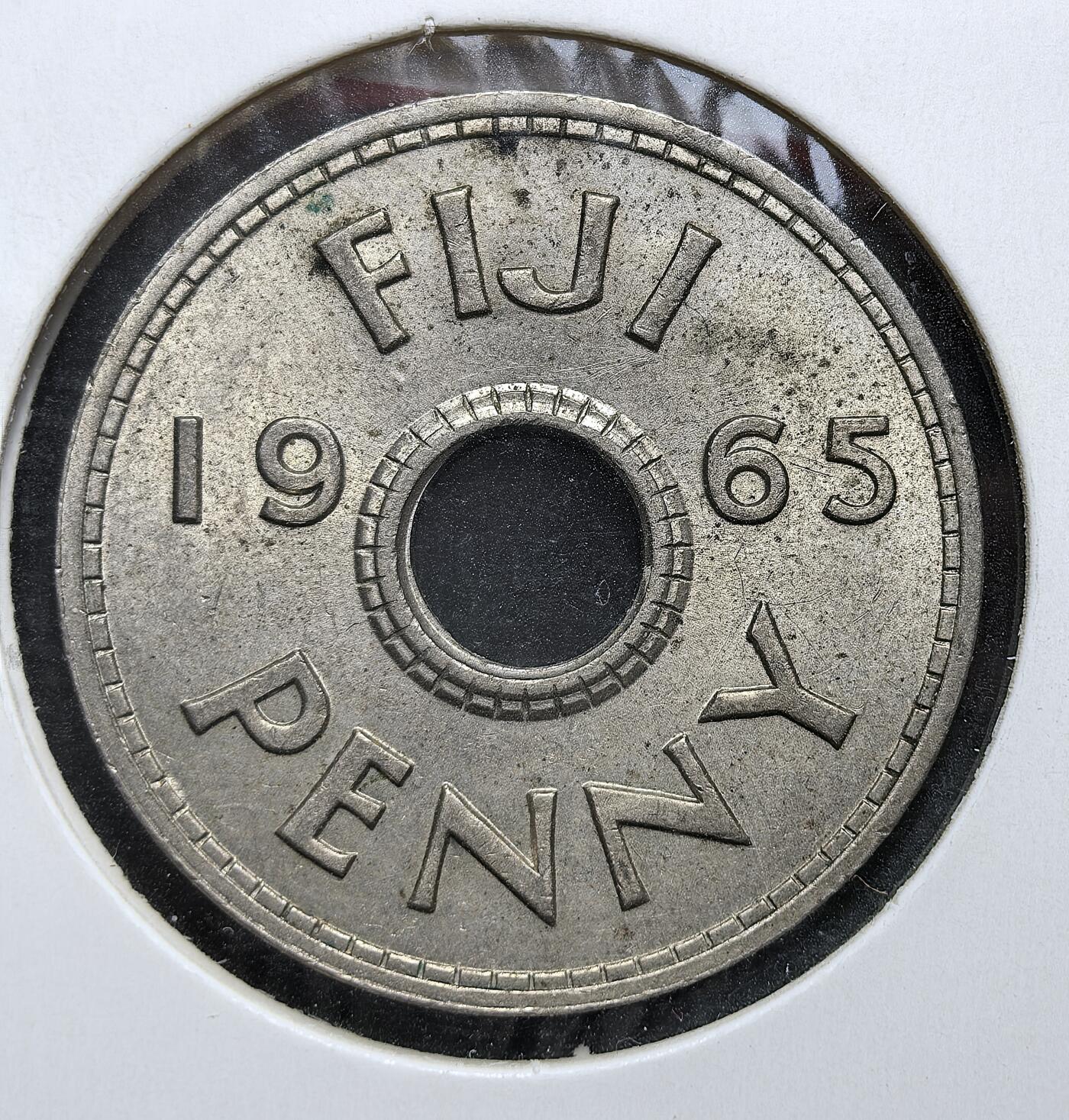 外国优质老铜币银币，周日九点倒数截拍，满百包邮，持续收拍，初八发货 斐济1965年1 便士，发行于斐济作为英国殖民地的末期。正面以 “FIJI PENNY” 标注国名与面值，背面的王冠与 “QUEEN ELIZABETH THE SECOND” 彰显英国殖民权威，见证了斐济殖民体系的尾声与独立运动的酝酿。
