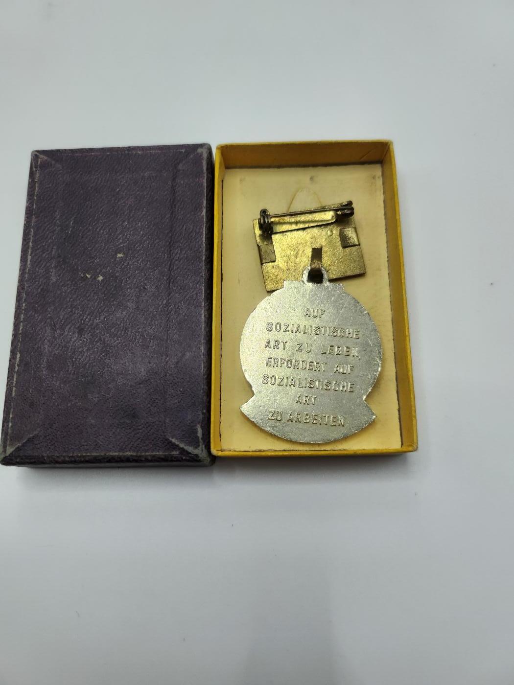 南水社第二次拍卖 民主德国七年计划积极分子奖章 品相完好带盒