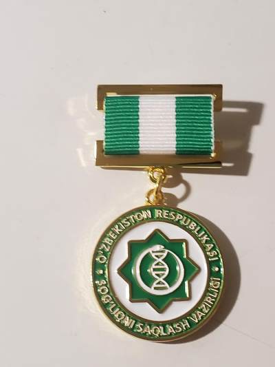 韵星假日军品类拍卖第42期 -- Rimey Holidays Militaria Auction 42 - 乌兹别克斯坦共和国卫生部二级优秀服务人员奖金奖章 实发8697号 非常稀少 设计继承苏联的奖金奖章 铜镀金 非常厚重 仅颁发给高级官员