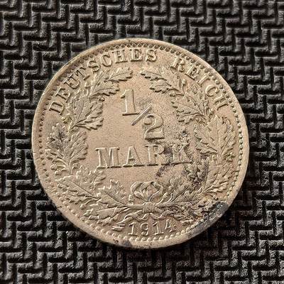 外国优质老铜币银币，周日九点倒数截拍，满百包邮，持续收拍，初八发货 - 德意志帝国1914年1/2 马克银币，发行于一战爆发的关键年份。正面的橡叶纹饰与面值彰显统一币制，背面的帝国鹰国徽象征威廉二世的霸权野心，见证了德国挑起战争、走向帝国崩溃的历史转折点。
