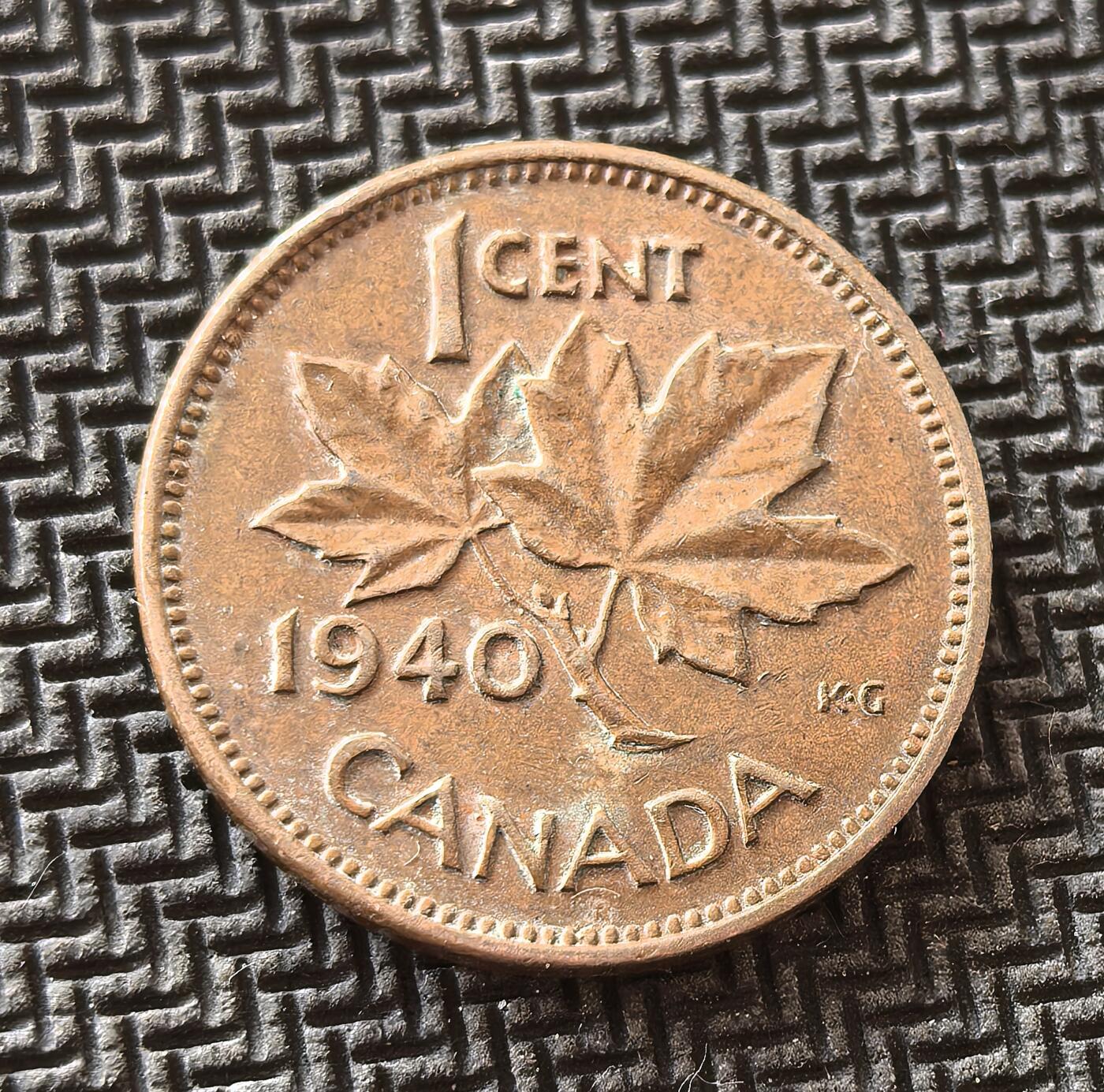 外国优质老铜币银币，周日九点倒数截拍，满百包邮，持续收拍，初八发货 加拿大1940年1分铜币，发行于二战期间。正面的乔治六世头像与拉丁文头衔，彰显加拿大作为英联邦自治领的地位；背面的枫叶图案是加拿大的国家象征，见证了加拿大在战争中支持同盟国、逐步塑造国家认同的历史进程。