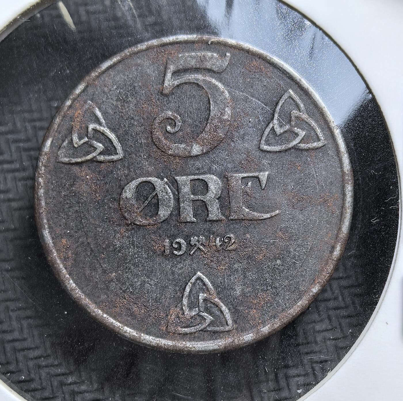 外国优质老铜币银币，周日九点倒数截拍，满百包邮，持续收拍，初八发货 德占挪威1942 年5 欧尔铁币。正面是挪威国徽 “持斧雄狮”，象征国家身份；背面的面值与凯尔特三结纹，是傀儡政权维希式的设计。因物资匮乏采用铁材，这枚硬币见证了二战期间挪威的被占领史与民生困境。