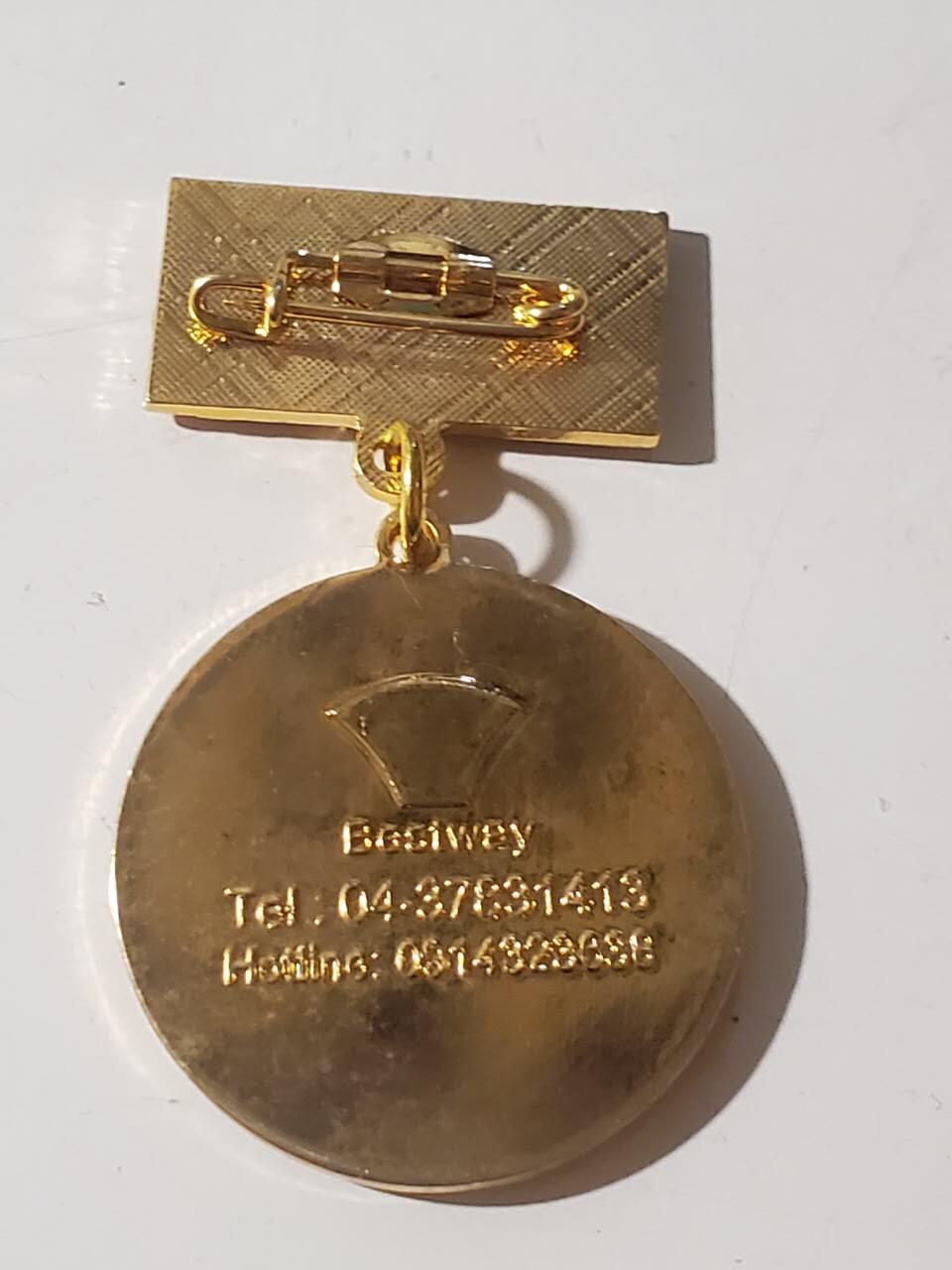 韵星假日军品类拍卖第42期 -- Rimey Holidays Militaria Auction 42 越南社会主义共和国光荣在党60年奖章 bw厂 铜镀金