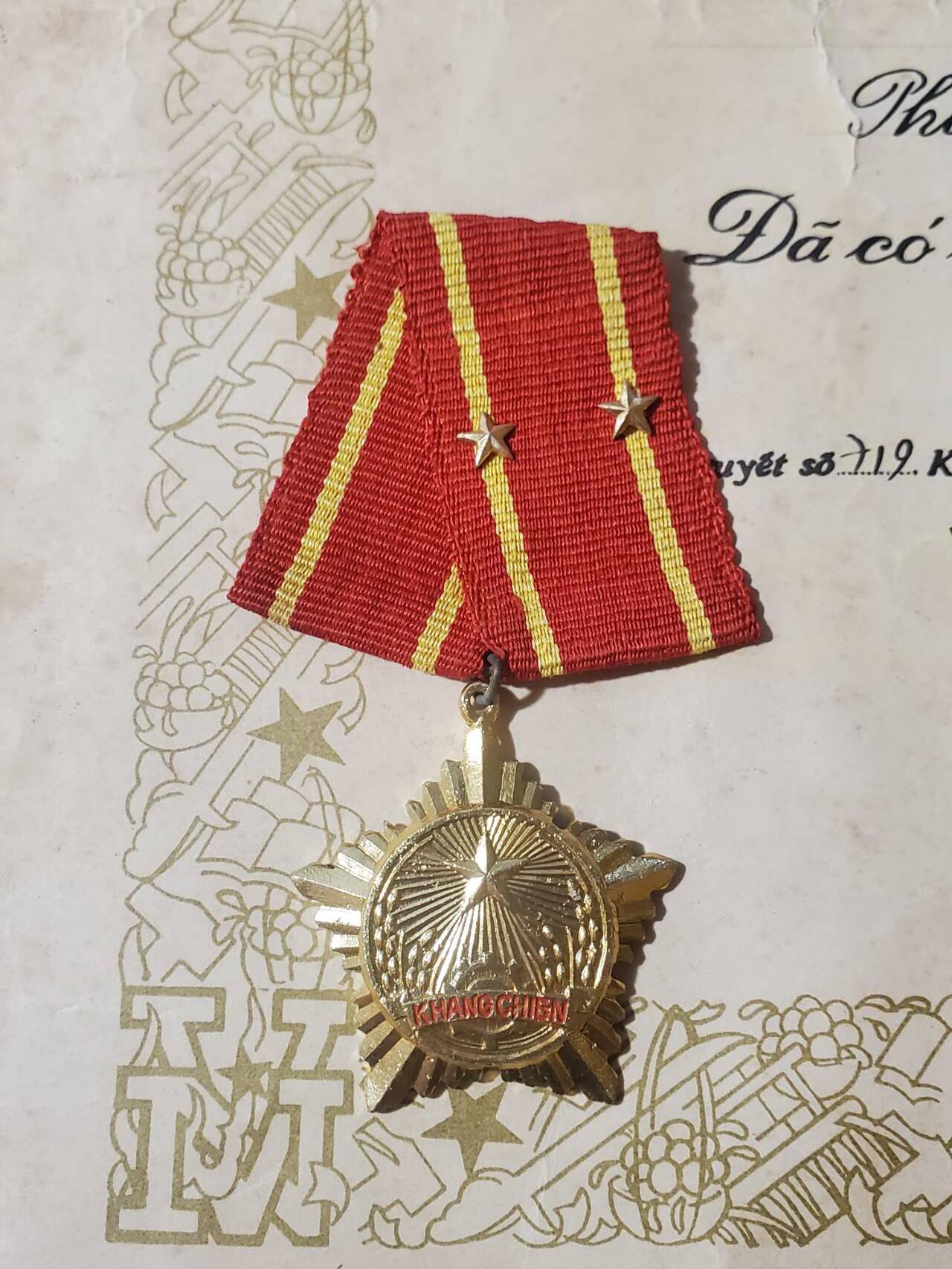 韵星假日军品类拍卖第42期 -- Rimey Holidays Militaria Auction 42 越南社会主义共和国陈文欢二级抗战勋章带证书一套 实发抗美越战事迹 好品