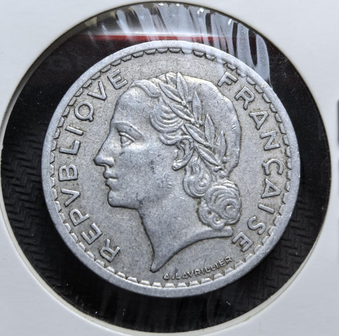 外国优质老铜币银币，周日九点倒数截拍，满百包邮，持续收拍，初八发货 法国1949年5法郎铝币，发行于二战后经济重建时期。正面是象征法兰西共和国的玛丽安娜头像，背面以月桂枝与 “RF” 国名缩写彰显共和精神，见证了法国战后经济复苏与货币体系的重建。