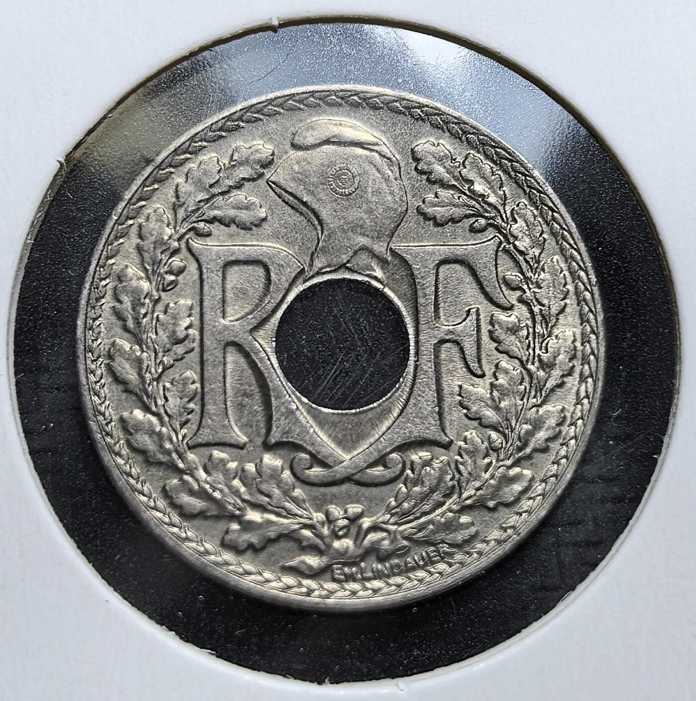 外国优质老铜币银币，周日九点倒数截拍，满百包邮，持续收拍，初八发货 带光法兰西第三共和国1924年10 生丁。正面的 “RF”与高卢雄鸡是法国的经典象征；背面的 “自由、平等、博爱” 格言与年份，见证了一战后法国的社会稳定与货币体系的延续，体现了共和理念的传承。