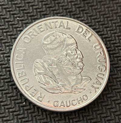 外国优质老铜币银币，周日九点倒数截拍，满百包邮，持续收拍，初八发货 - 乌拉圭高乔人100 新比索硬币，正面是头戴传统帽子的高乔人形象。高乔人是乌拉圭的民族象征，代表着南美潘帕斯草原的自由精神；背面的月桂枝与面值，见证了乌拉圭在 20 世纪 80 年代末的经济与货币改革。