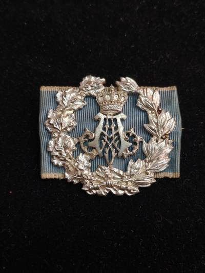 马到成功 迎新年  精品专场 - 阿尔方斯亲王纪念章  由巴伐利亚王子阿尔方斯·玛利亚·弗朗茨·克莱门斯·马克西米利安 于魏玛共和国初期设立。这位亲王热衷于狩猎，并担任军人协会、军事协会及射击协会的赞助人与保护者。他出于个人动机设立此勋章，以表彰有功人士。