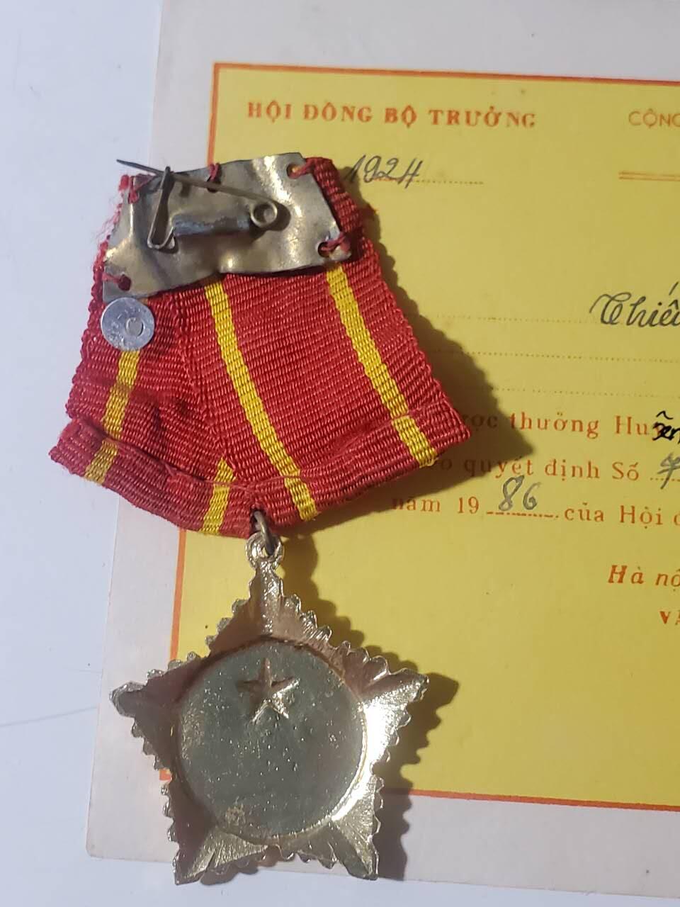 韵星假日军品类拍卖第42期 -- Rimey Holidays Militaria Auction 42 越南社会主义共和国二级抗战勋章带证书一套 证书奖改勋 勋章铜镀金越战抗美实际 好品