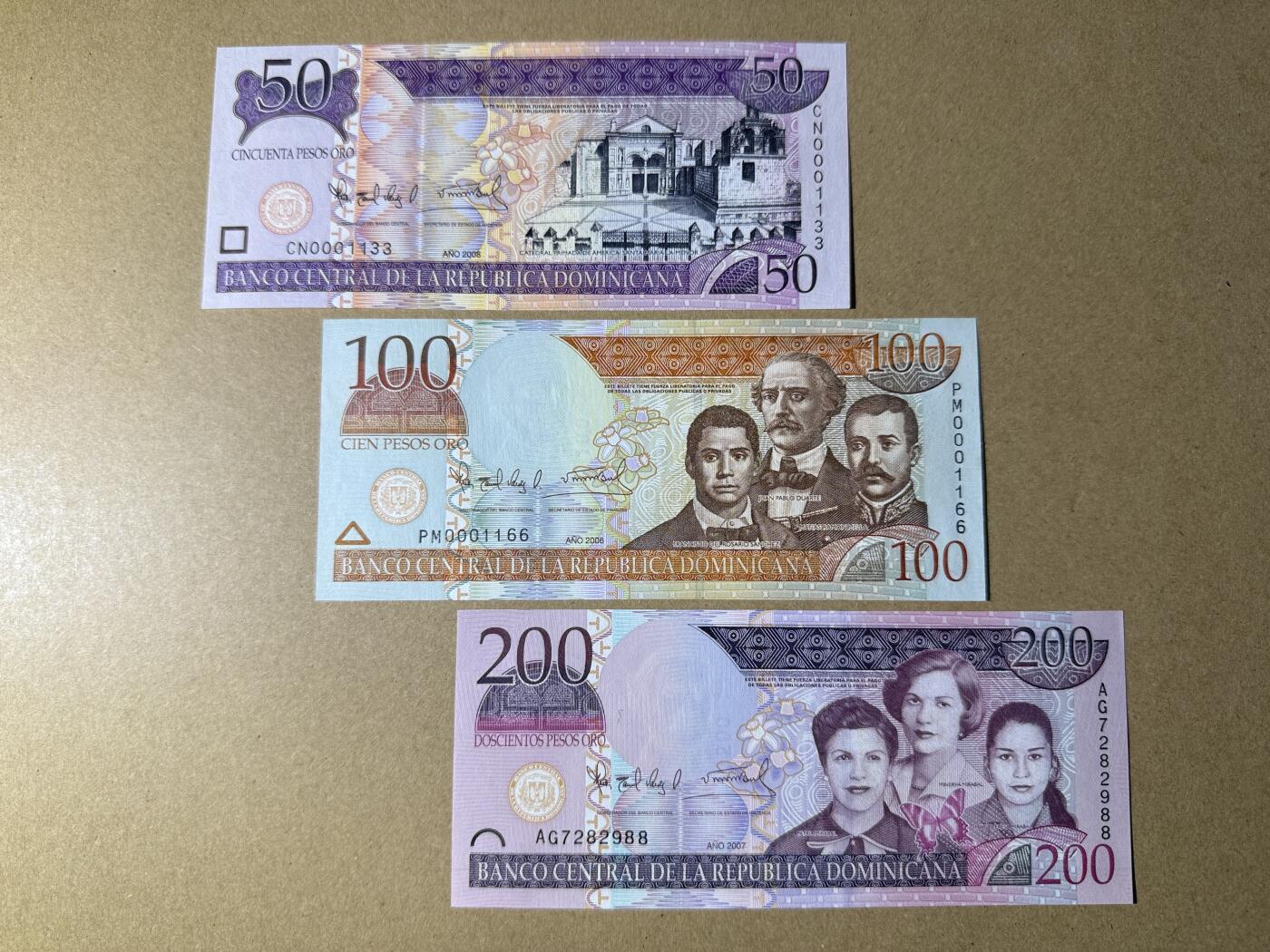 《艾美收藏》第232期-2.22周日外币靓号精品场(春节首拍) 多米尼加50、100、200元3张 UNC 全部无4双尾