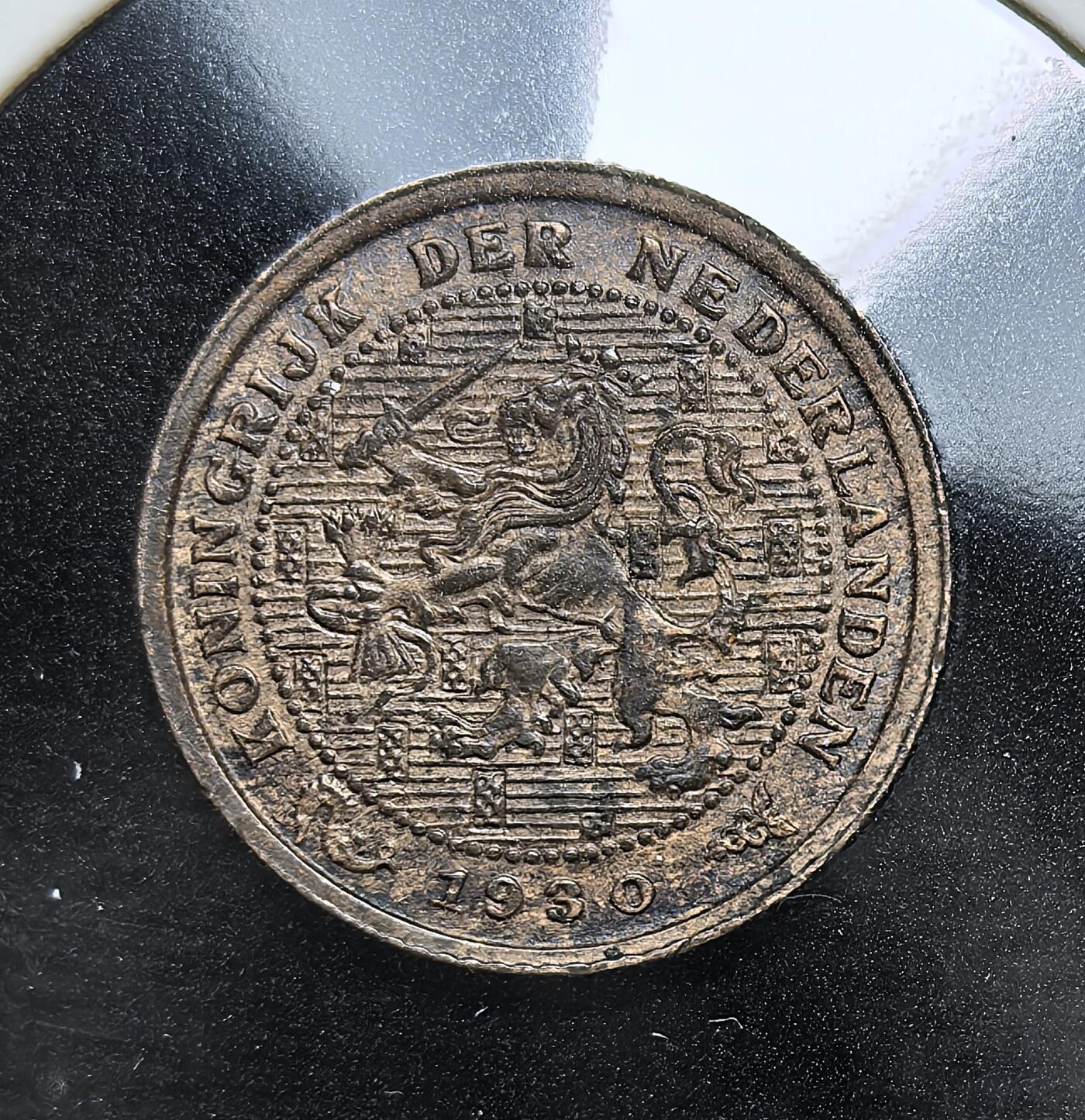 外国优质老铜币银币，周日九点倒数截拍，满百包邮，持续收拍，初八发货 荷兰1930年1/2 分铜币，正面是荷兰国徽中的持剑雄狮图案，彰显了荷兰王国的主权；背面的水果与枝叶花环，象征着荷兰的农业与物产，也见证了两次世界大战之间荷兰经济稳定发展的历史背景。