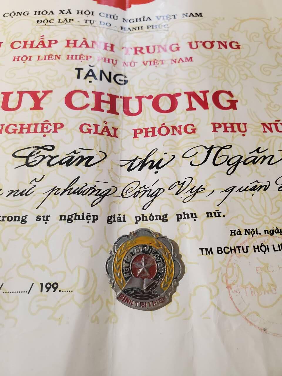 韵星假日军品类拍卖第42期 -- Rimey Holidays Militaria Auction 42 越南社会主义共和国陈氏银为妇女解放事业奖章证书带好人好事奖章一套 稀有奖章证书 原主为河内地区人民代表主席