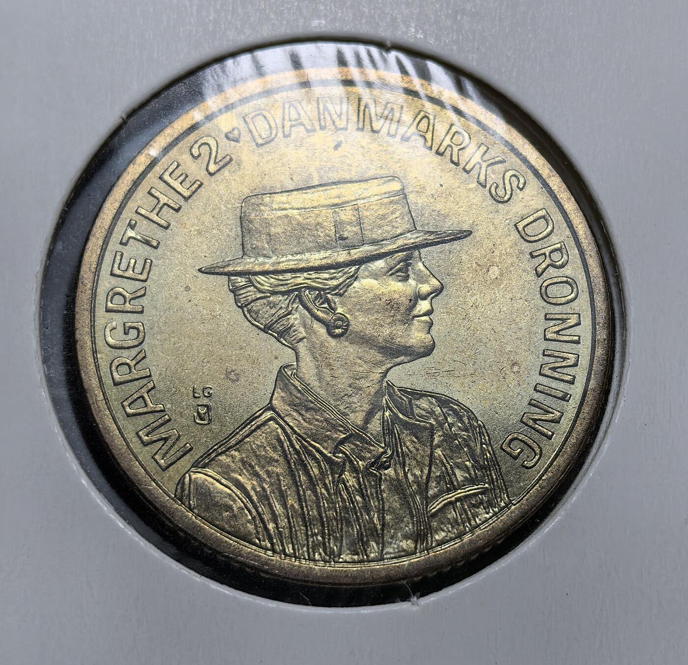 外国优质老铜币银币，周日九点倒数截拍，满百包邮，持续收拍，初八发货 丹麦玛格丽特二世女王登基 50 周年20克朗纪念币。正面是女王的休闲装束像，背面以王冠和象征丹麦的雏菊图案为核心，见证了丹麦君主立宪制下的国家认同与历史传承。
