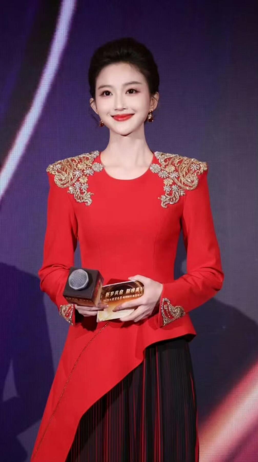 零元拍：整整一天，咋都问有没有马凡舒有没有马凡舒，现在统一回答：有！还有凡凡的祝福，香香的“心愿达成”！“春晚三美”龙洋、马凡舒、刘心悦以及总导演于蕾老师合签中央广播电视总台✖️CMG看点✖️总台文创联合出品CMG《骐骥驰骋》中国福！愿大家马上有财，马上暴富，马上金榜题名，马上抱得美人归！！（由于昨天的拍卖就被人盗图发了🍠，被发现后才删除，今天的福气又有于导亲题“幸福”