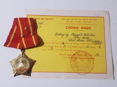 韵星假日军品类拍卖第42期 -- Rimey Holidays Militaria Auction 42 - 越南社会主义共和国一级抗战勋章带证书一套 证书奖改勋 勋章铜镀金越战抗美实际 好品