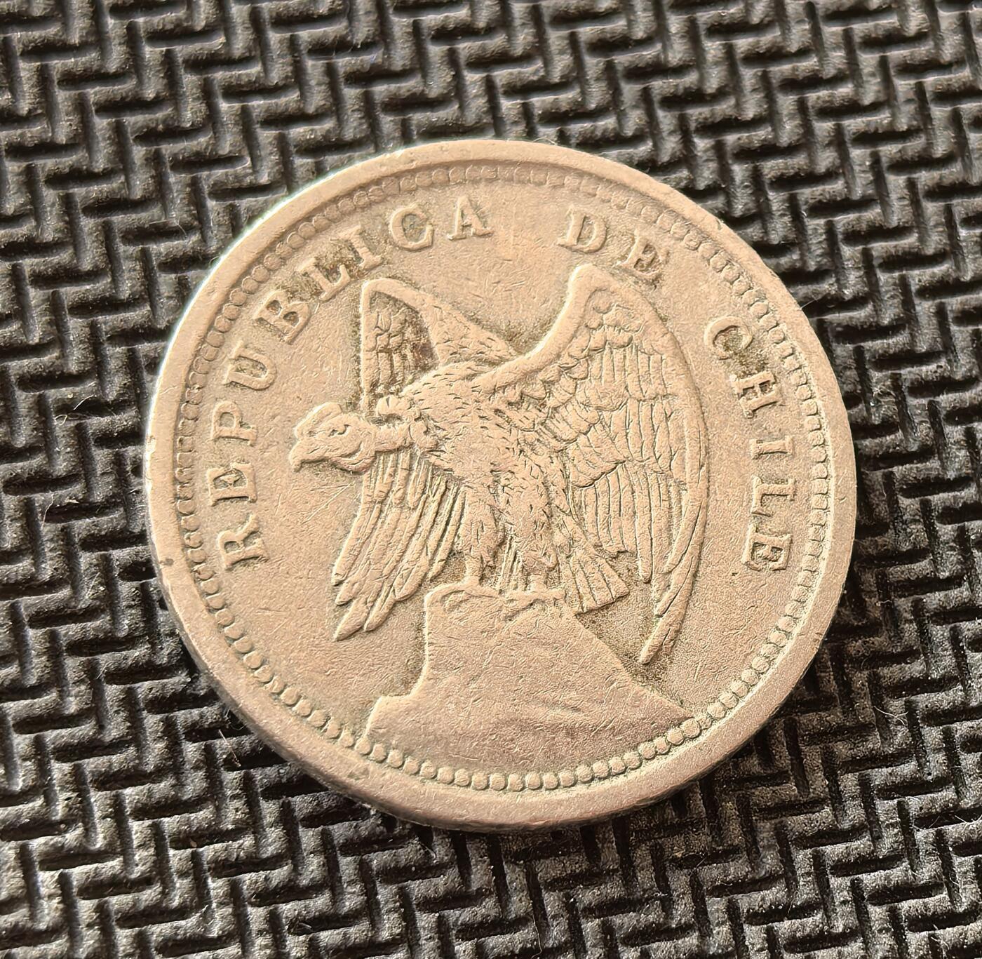 外国优质老铜币银币，周日九点倒数截拍，满百包邮，持续收拍，初八发货 智利1933年10分，发行于智利共和国稳定发展时期。正面的安第斯神鹰是智利的国鸟，象征着国家的力量与独立；背面的月桂枝、面值与年份，见证了智利在 20 世纪初作为南美稳定经济体的历史地位。