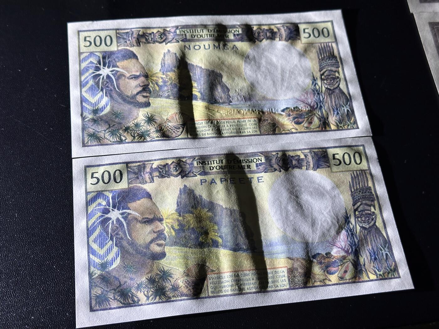 《外钞收藏家》第六百一十二期（ 精选场）（长期征集拍品、欢迎藏友们联系合作） 法属太平洋500法郎 2张一起 全新 但有的角有牙印 像是册子里取出来的