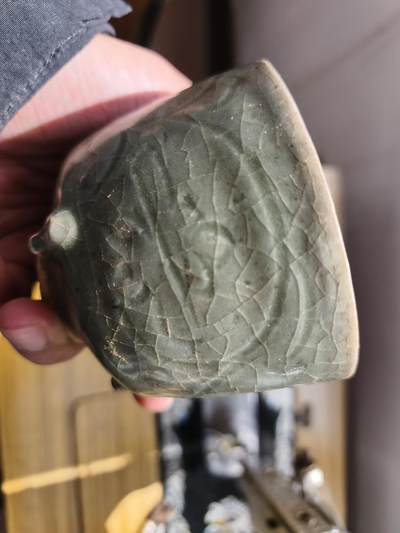 春节钱币瓷器清货捡漏拍场 - 元代风格 龙泉窑 三足刻花炉 高7.8厘米 最大肚径9.5厘米 品相完好 造型憨态可掬 釉水明润 开片自然