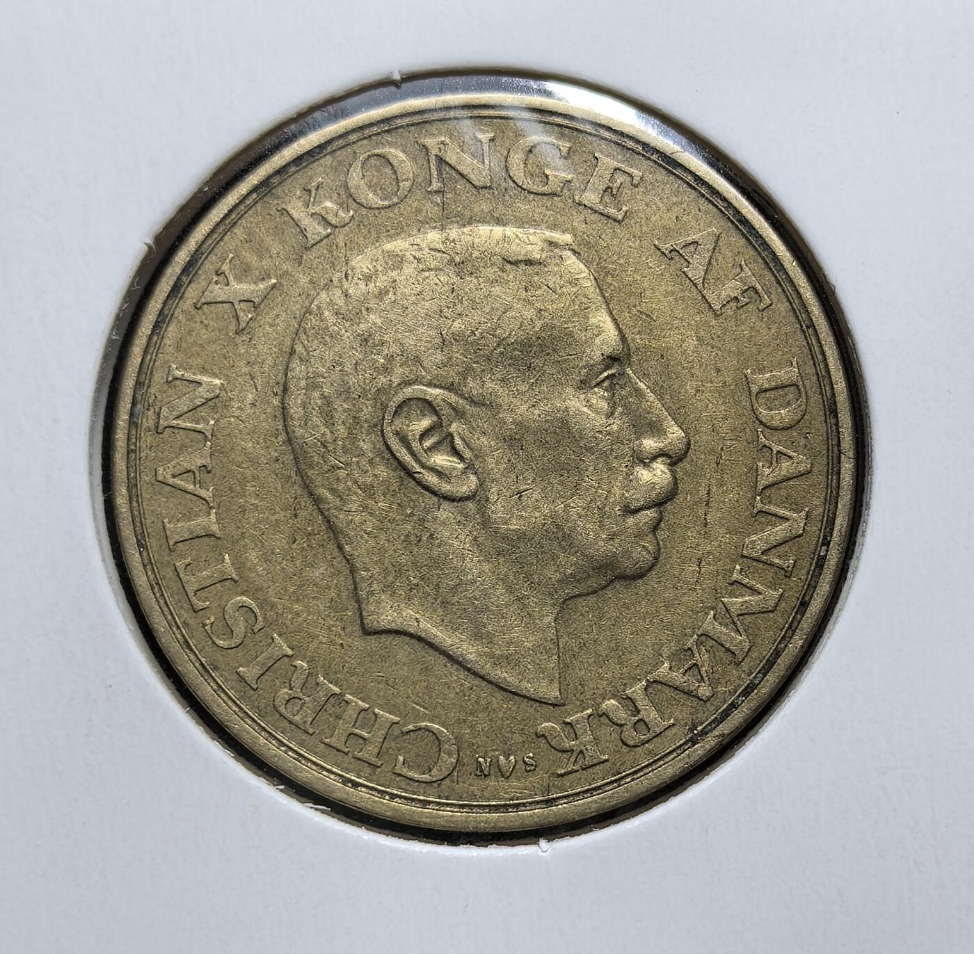 外国优质老铜币银币，周日九点倒数截拍，满百包邮，持续收拍，初八发货 丹麦1944年1克朗。正面为丹麦国王克里斯蒂安十世头像，铭文彰显其君主权威；背面的麦穗与燕麦枝图案，象征丹麦的农业立国之本，这枚硬币发行于二战被占领时期，见证了丹麦在纳粹统治下的坚韧与民生经济。