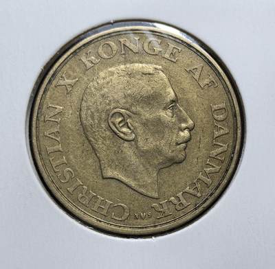 外国优质老铜币银币，周日九点倒数截拍，满百包邮，持续收拍，初八发货 - 丹麦1944年1克朗。正面为丹麦国王克里斯蒂安十世头像，铭文彰显其君主权威；背面的麦穗与燕麦枝图案，象征丹麦的农业立国之本，这枚硬币发行于二战被占领时期，见证了丹麦在纳粹统治下的坚韧与民生经济。