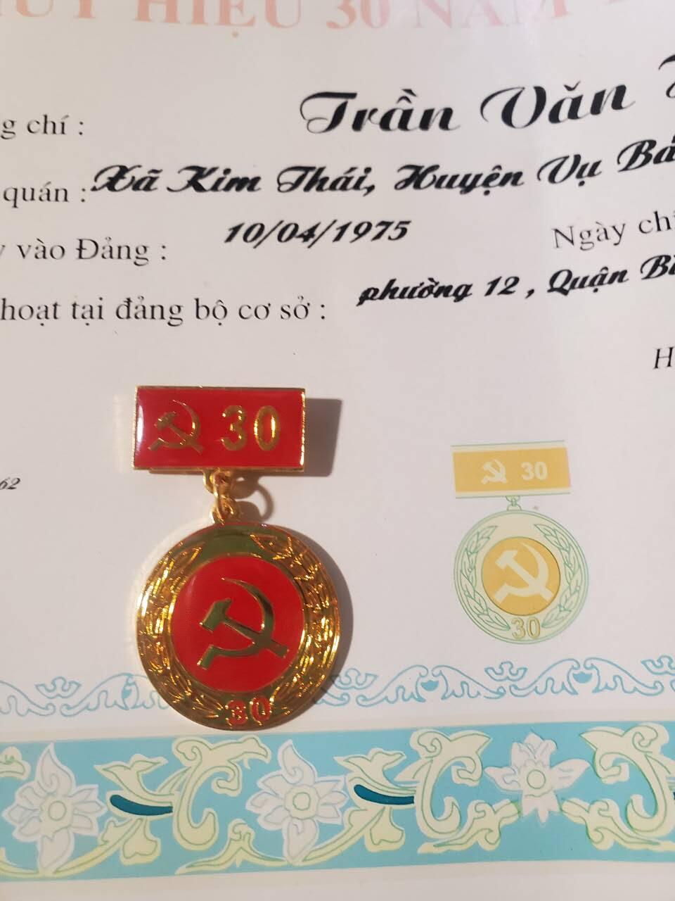 韵星假日军品类拍卖第42期 -- Rimey Holidays Militaria Auction 42 越南社会主义共和国陈文欢光荣在党三十年奖章带证书一套