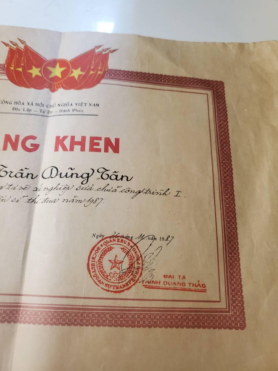 韵星假日军品类拍卖第42期 -- Rimey Holidays Militaria Auction 42 越南社会主义共和国陈永敦优秀服务奖状带三级光荣战士勋章一套