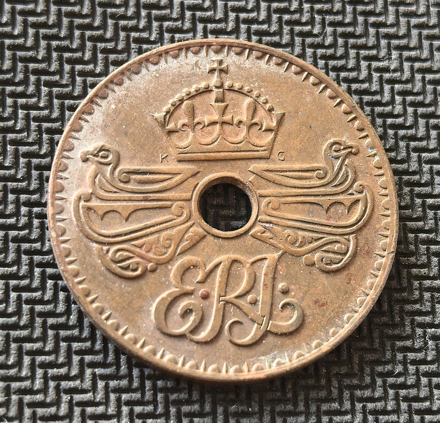 外国优质老铜币银币，周日九点倒数截拍，满百包邮，持续收拍，初八发货 略带原光新几内亚1936年1 便士铜币，发行于澳大利亚委任统治时期。正面的托拉鸟纹饰是当地土著文化的象征，体现了殖民当局对本土元素的融合；背面的英王爱德华八世花押与王冠，彰显了英国王室的宗主权，见证了新几内亚在殖民统治下的历史进程。