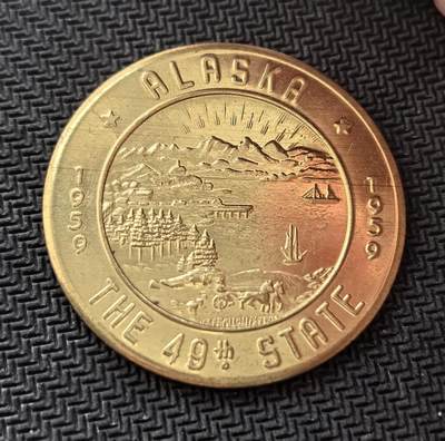 外国优质老铜币银币，初六晚九点倒数截拍，满百包邮，持续收拍，初八发货 - 美国1959年阿拉斯加州加入美国联邦1美元代用币直径38.4mm重20克。正面图案展现了极光、山脉、港口与狗拉雪橇等阿拉斯加标志性元素；背面标注 “可在费尔班克斯市按 1 美元流通”，它既是州庆纪念品，也是当年当地的临时代用币，见证了阿拉斯加加入联邦的历史时刻。