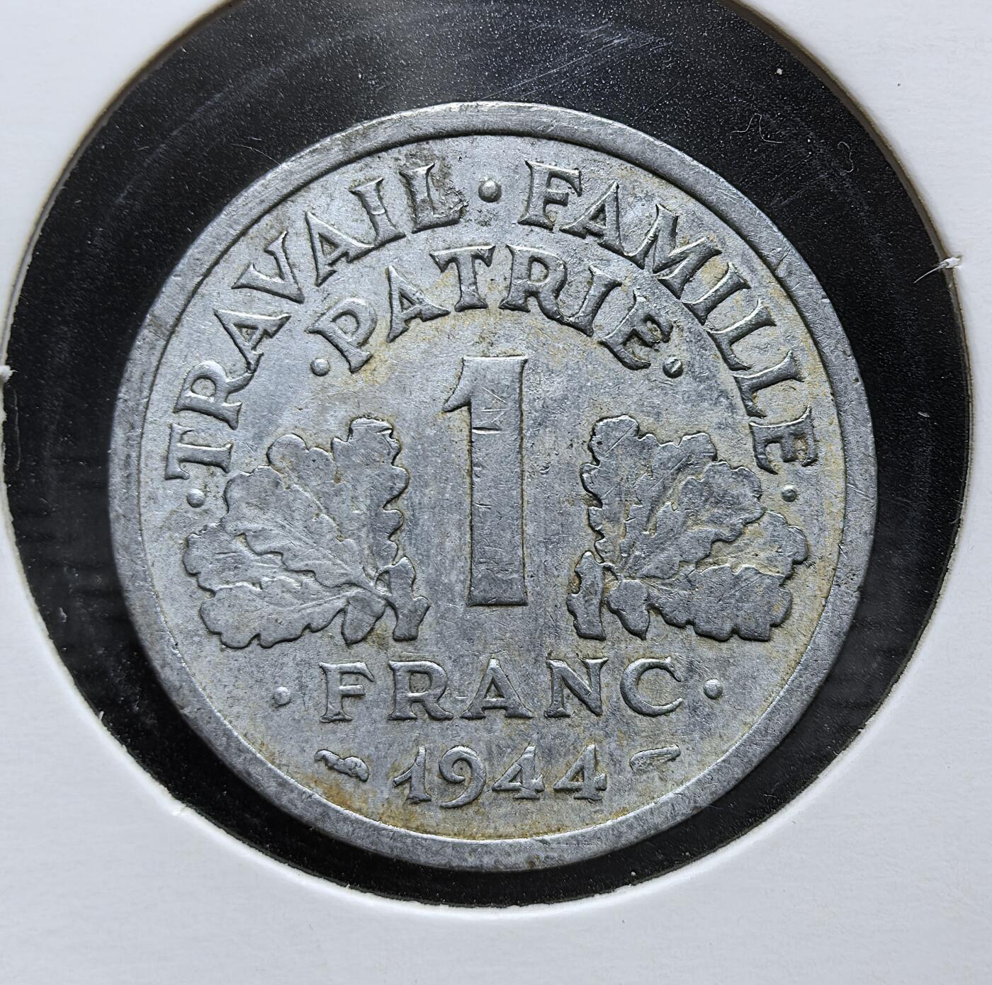外国优质老铜币银币，周日九点倒数截拍，满百包邮，持续收拍，初八发货 维希法国1944年1法郎C版，是二战时期法国傀儡政权的流通货币。正面的束棒与麦穗象征极权与农业，背面的 “劳动、家庭、祖国” 是维希政权的核心口号，见证了法国被占领时期的屈辱历史。