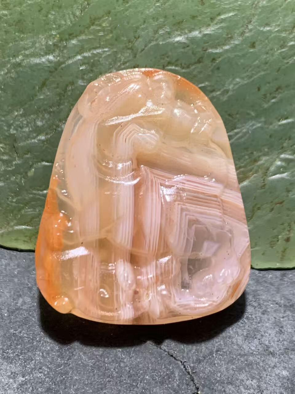 川料红白千层纹南红玛瑙雕刻瑞兽吊坠一个