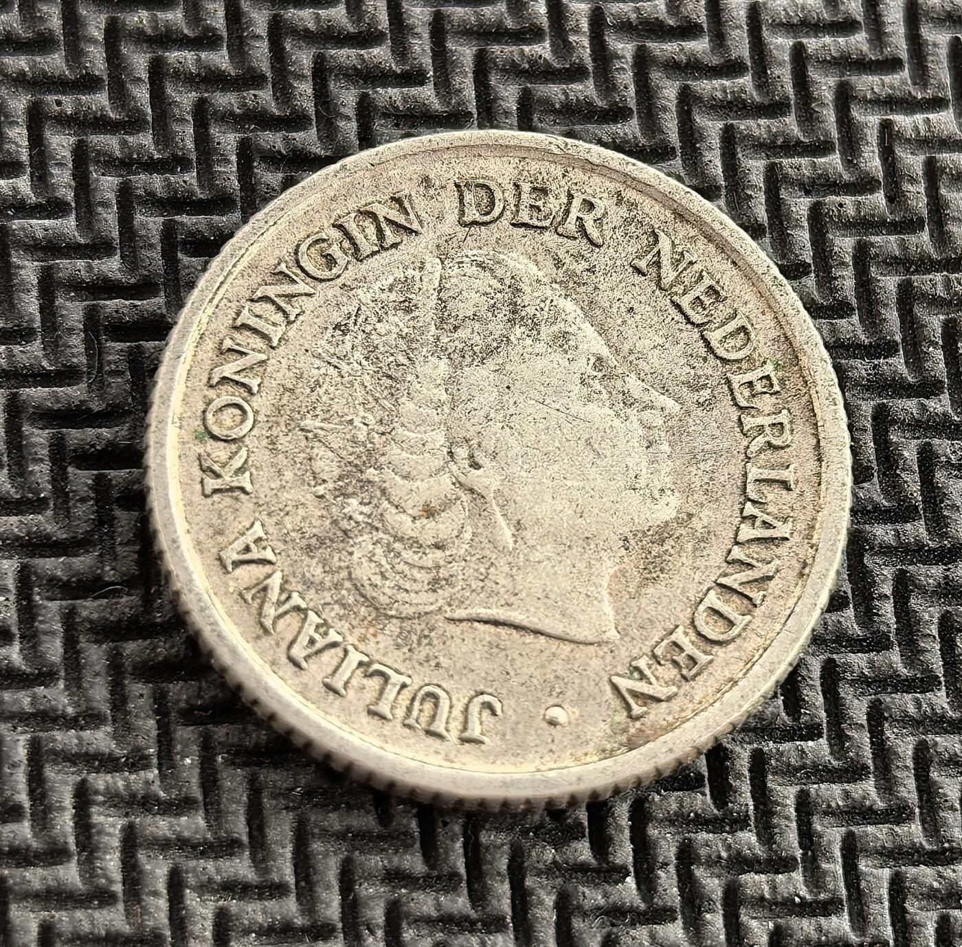 外国优质老铜币银币，周日九点倒数截拍，满百包邮，持续收拍，初八发货 荷属安的列斯1963 年 1/10 盾银币，正面为荷兰朱丽安娜女王像，彰显宗主国权威；背面标注 “NEDERLANDSE ANTILLEN”，见证荷属加勒比殖民地的货币体系，是殖民时代与战后荷兰王国海外领地治理的历史缩影。