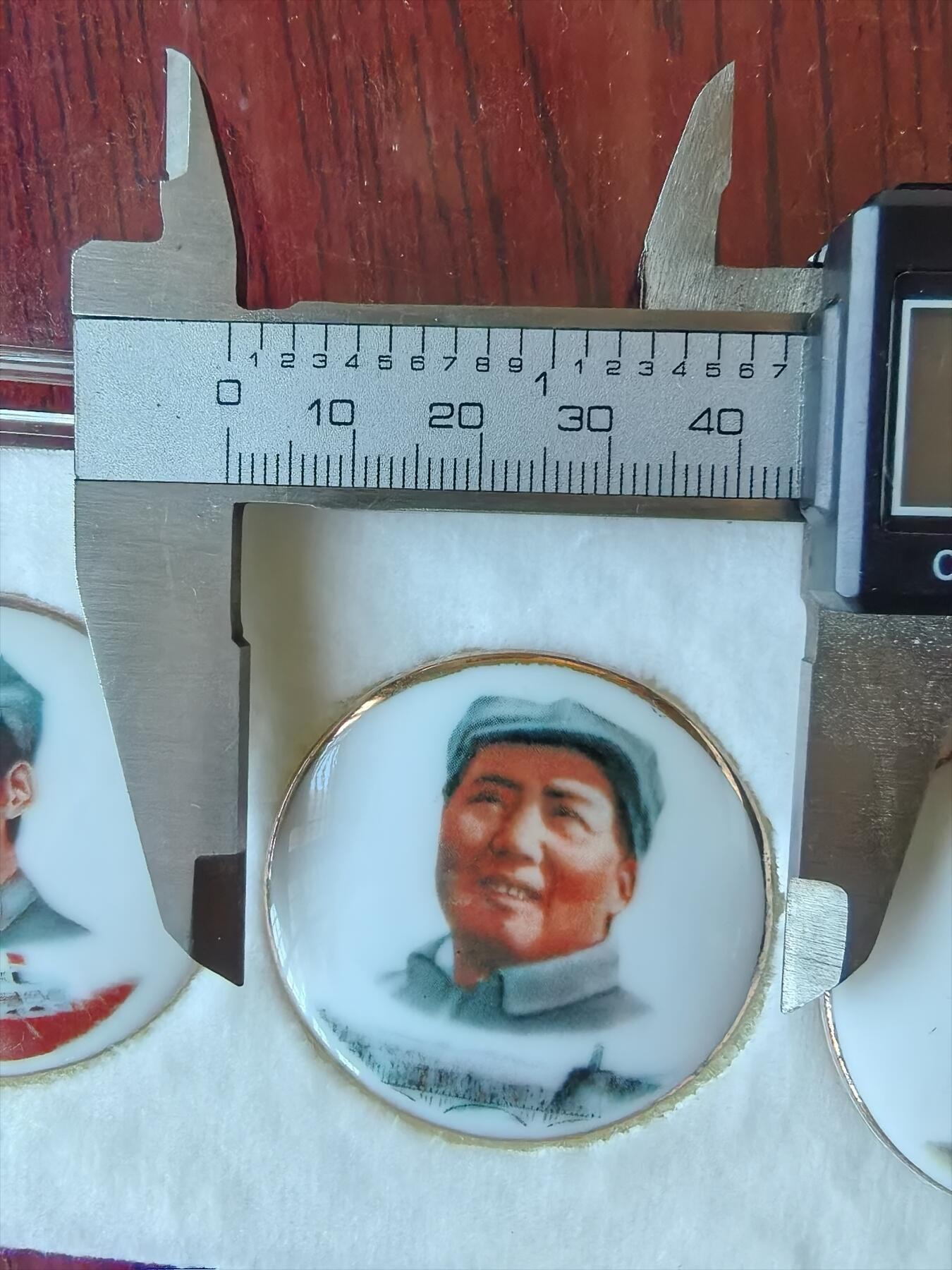 毛瓷像章，品见图自定，实物拍摄，按图发货，看好再拍，不同题材不同尺寸价格不同，看中私下沟通